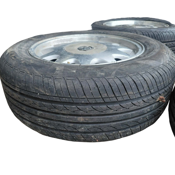 A184 - WH Holden Statesman/Caprice - Wheels/Tyres 15" w/ Centre Caps (SET OF 5) 215/50R15