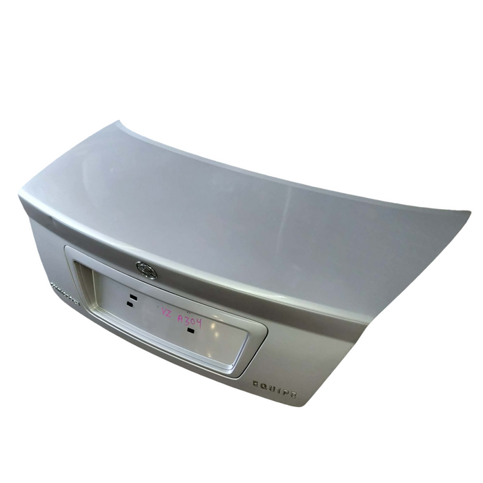 A304 - VZ Holden Commodore SEDAN - Bootlid w/ Badges GENUINE - QUICKSILVER #470G