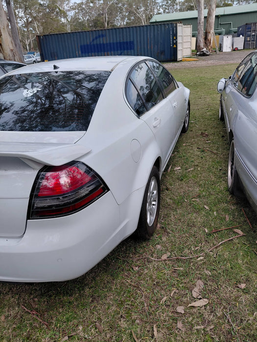 A320 - VE / Holden Calais Sedan, Auto Paint Code #J073 Herron White