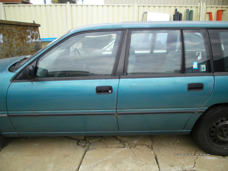 A057 - VR Holden Commodore Sedan / Wagon SI - FRONT Seats SET with rails and plastic side trims