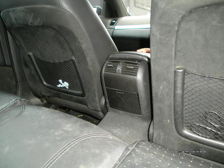 A060 - VE HOLDEN CALAIS V6 - Front Seats Perforated Leather