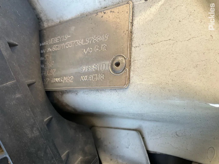 A209 - VZ Holden COMMODORE Equipe - Boot Garnish - HERON WHITE #679F