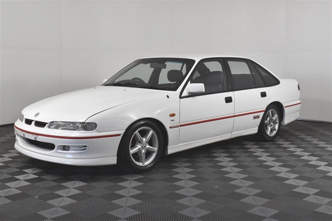 HH020 - VN /VP / VR / VS Holden Commodore Sedan - Rear Power Window Switch - Grey